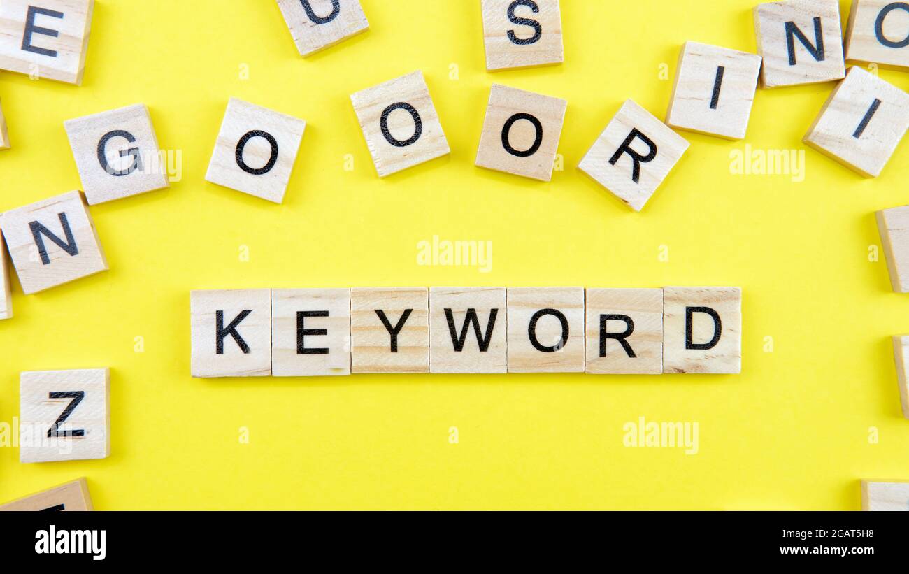 Selektiver Fokus eines Wortes auf einem gelben Hintergrund Stockfoto