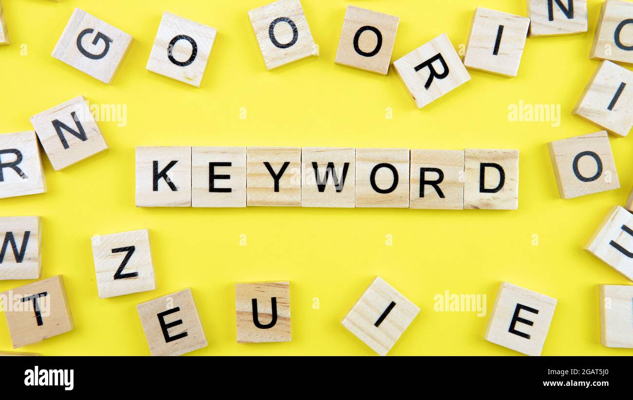 Selektiver Fokus eines Wortes auf einem gelben Hintergrund Stockfoto
