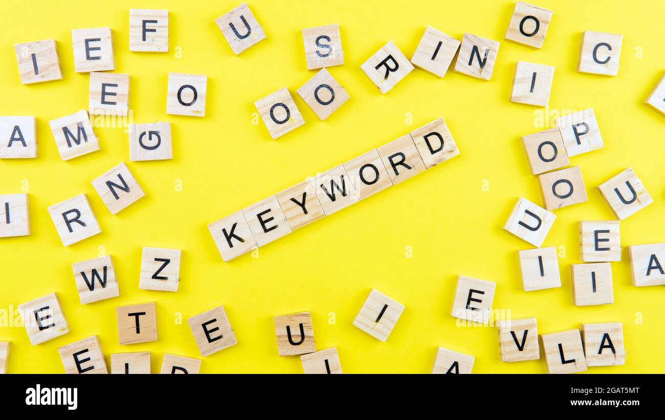Selektiver Fokus eines Wortes auf einem gelben Hintergrund Stockfoto