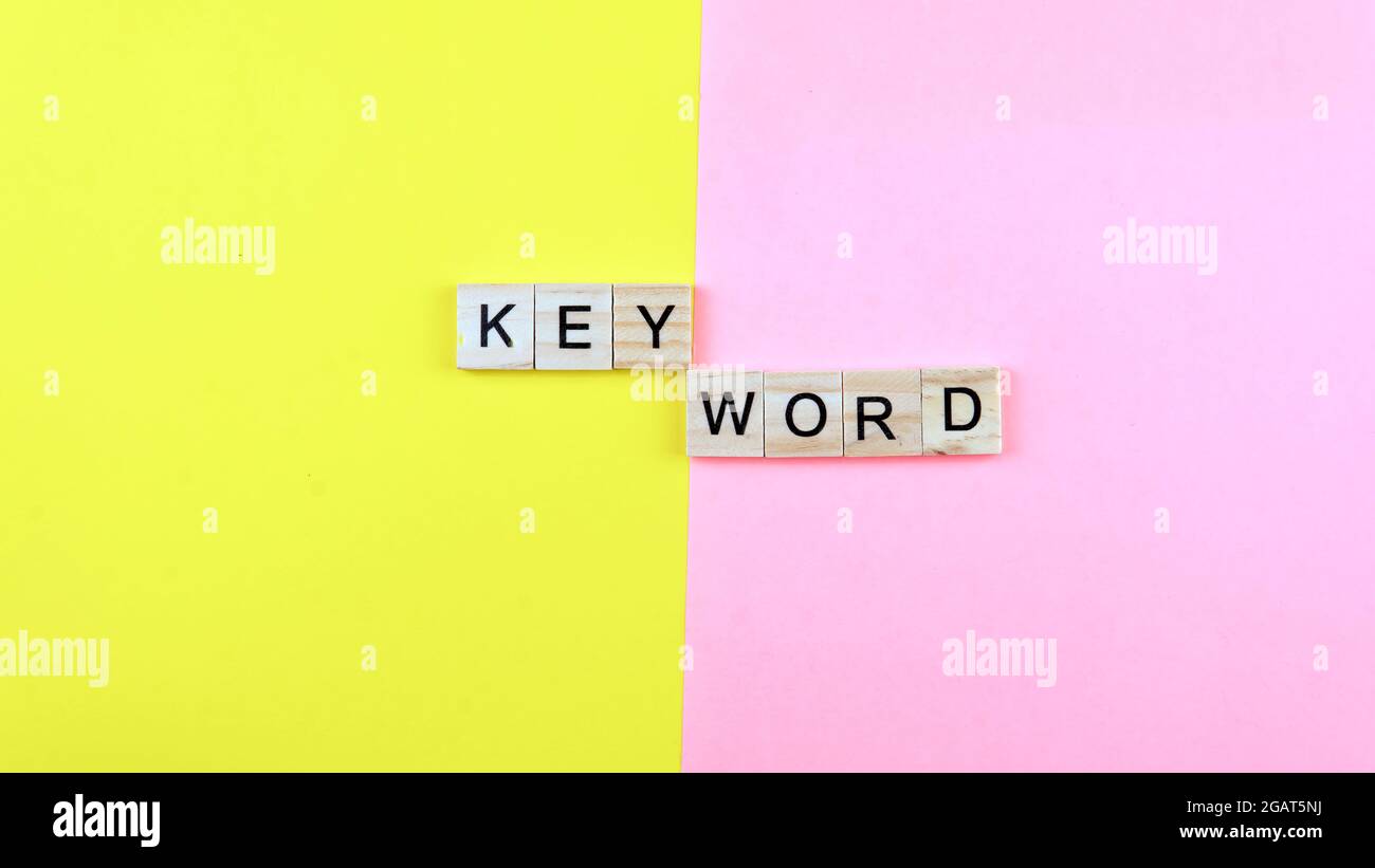 Selektiver Fokus eines Wortes auf einem gelben Hintergrund Stockfoto