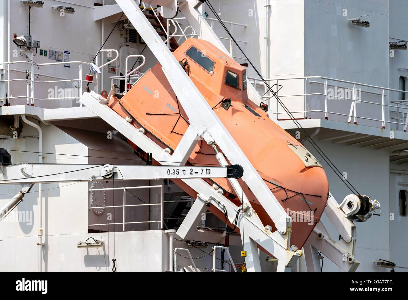Komplett umzäunter Freifall-Rettungsboot eines ozeanlaufenden Frachters Stockfoto