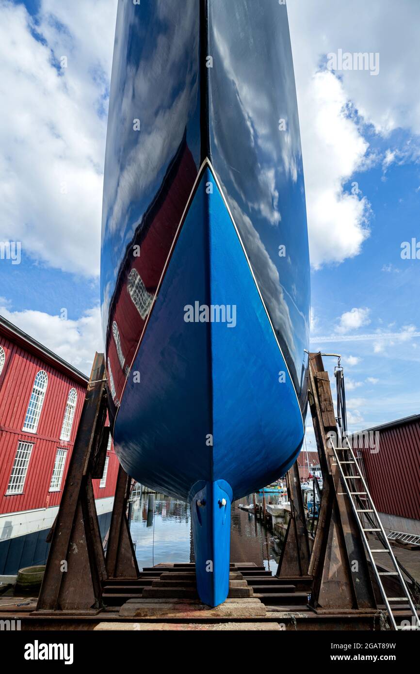 Segelboot in Werft für Wartung Stockfoto