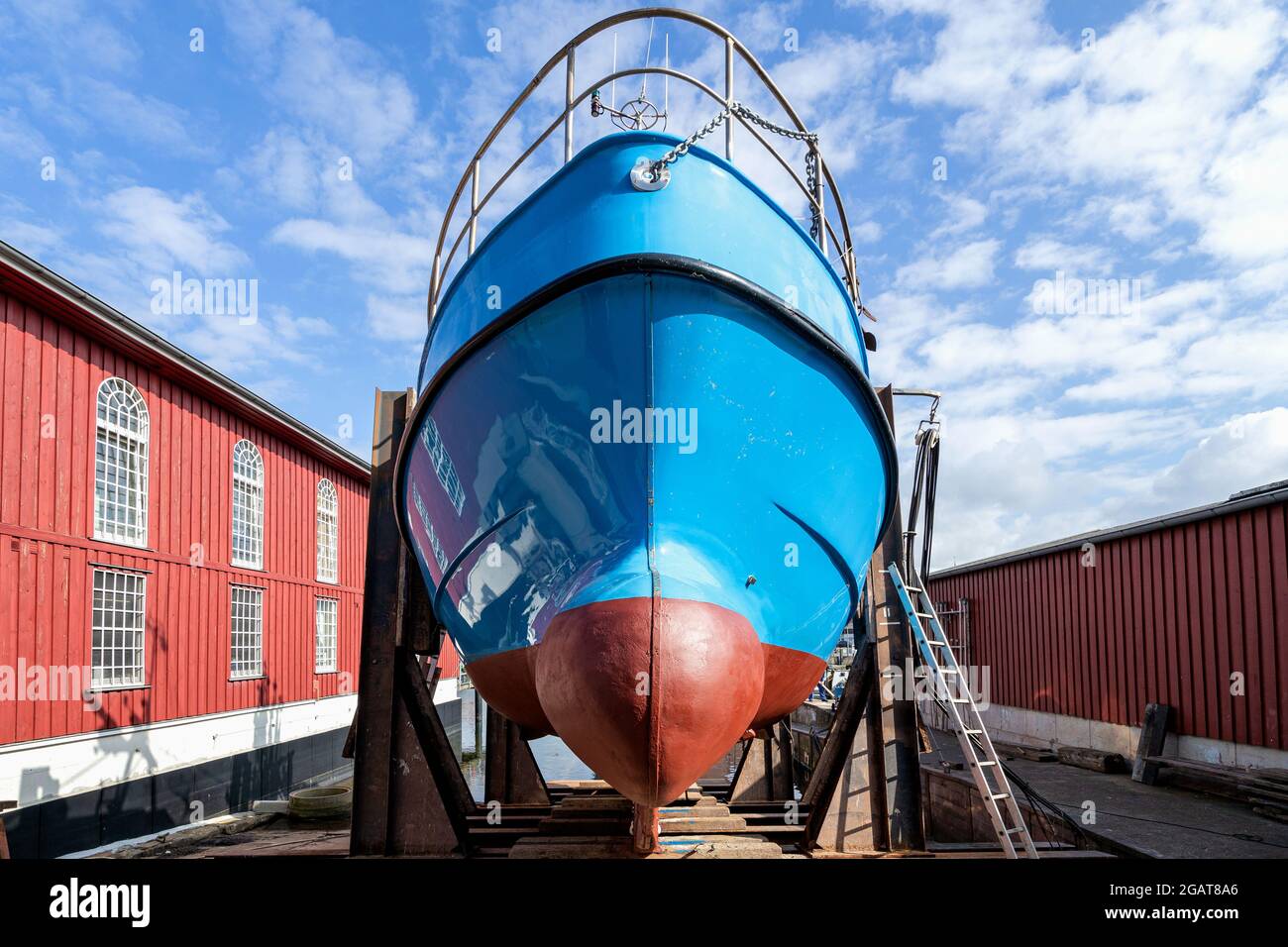 Fischereifahrzeug in Schiffswerft für Wartung Stockfoto