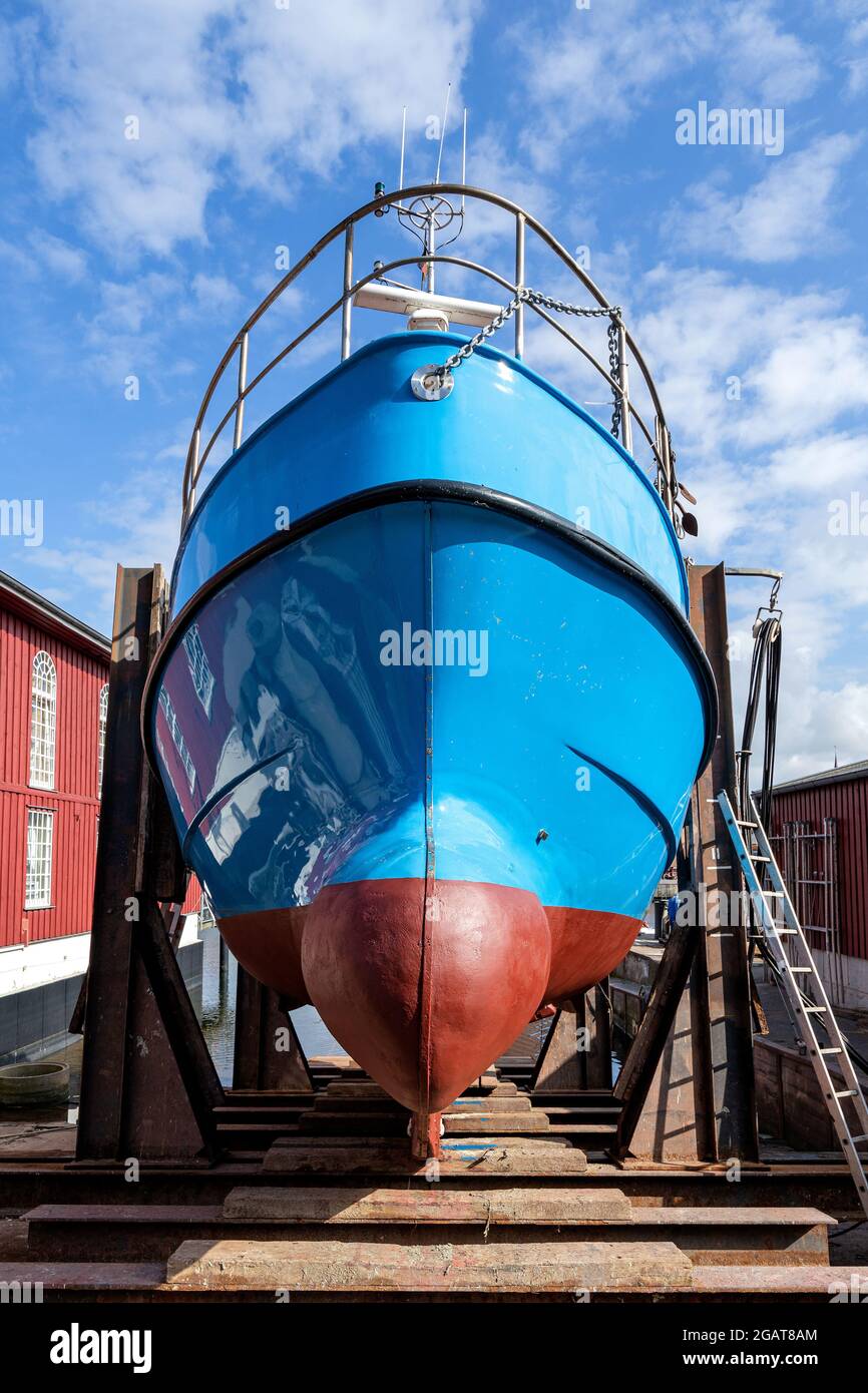 Fischereifahrzeug in Schiffswerft für Wartung Stockfoto