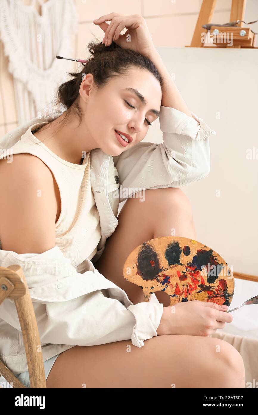 Porträt einer jungen Künstlerin in der Werkstatt Stockfoto