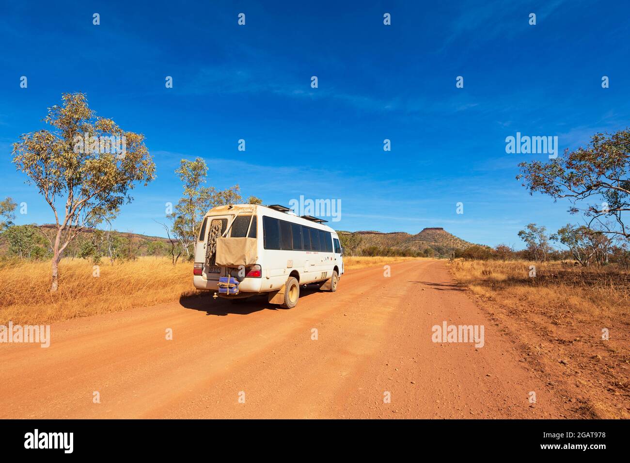Dusty Toyota Coaster Bus Wohnmobil im Gelände im Outback, Gibb River Road, Kimberley Region, Western Australia, WA, Australien Stockfoto