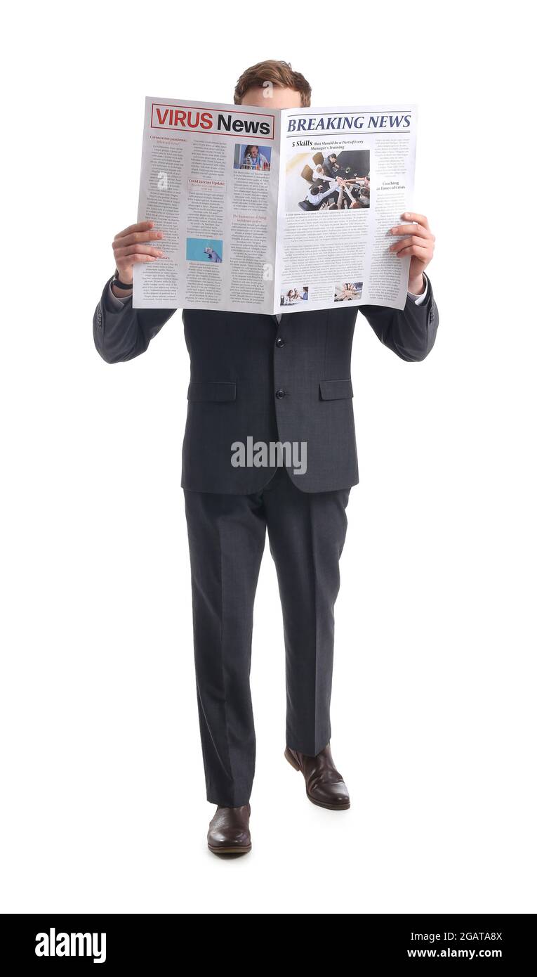 Junger Geschäftsmann liest Zeitung auf weißem Hintergrund Stockfoto
