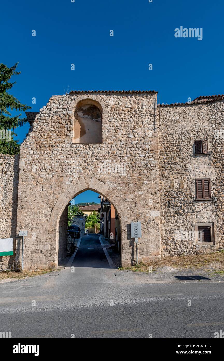 Die antike Porta Maccarone oder das östliche Tor im historischen Zentrum von Norcia, Italien Stockfoto