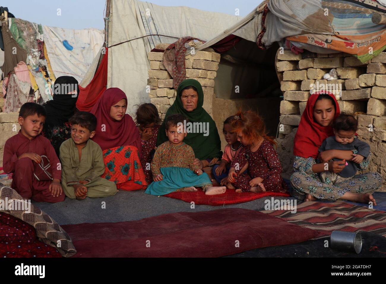 (210801) -- MAZAR-i-SHARIF, 1. August 2021 (Xinhua) -- das Foto vom 31. Juli 2021 zeigt Vertriebene in einem provisorischen Lager in Mazar-i-Sharif, der Hauptstadt der Provinz Balkh, Afghanistan. DAZU „Feature: Vertriebene afghanische Familien leiden in provisorischen Lagern in der Hoffnung, in Frieden zu leben“ (Foto: Kawa Basharat/Xinhua) Stockfoto