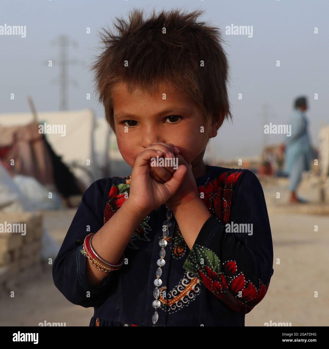 (210801) -- MAZAR-i-SHARIF, 1. August 2021 (Xinhua) -- EIN vertriebenes afghanisches Kind wird in einem provisorischen Lager in Mazar-i-Sharif, der Hauptstadt der Provinz Balkh, Afghanistan, am 31. Juli 2021 gesehen. DAZU „Feature: Vertriebene afghanische Familien leiden in provisorischen Lagern in der Hoffnung, in Frieden zu leben“ (Foto: Kawa Basharat/Xinhua) Stockfoto