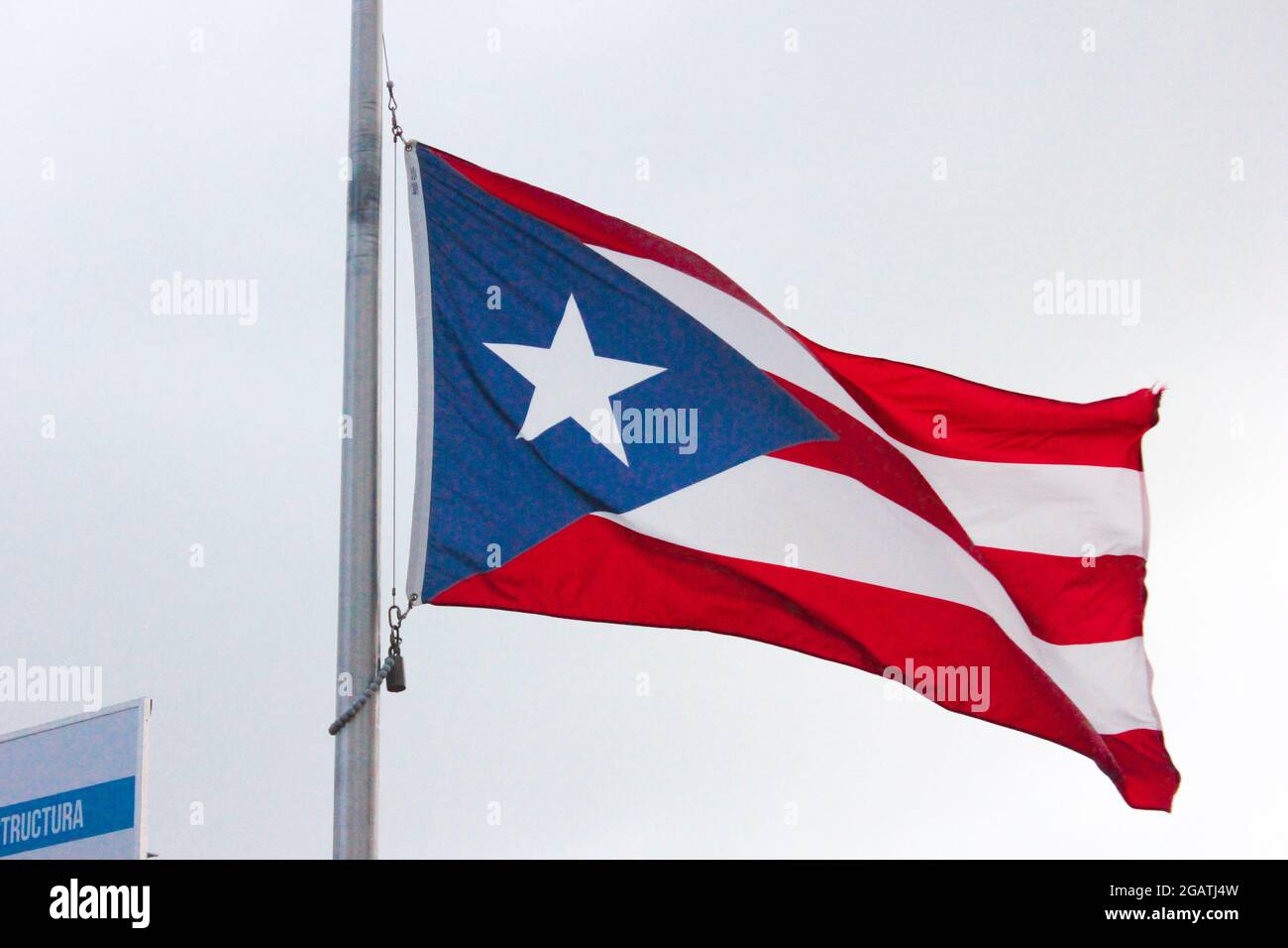 Puerto Rico Flagge stand mit blauem Himmel in San Juan. Stockfoto