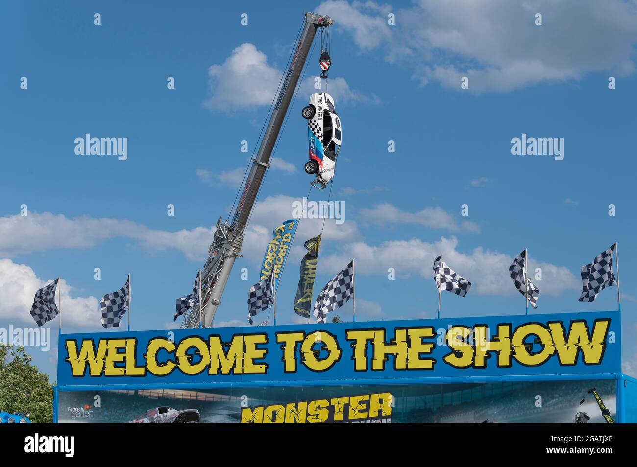 Deutschland , Cottbus , 31.07.2021 , EIN Auto wurde als Blickfang für eine Motorshow an einen Kran gehängt Stockfoto