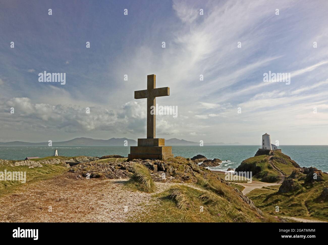 Stone Cross, Twr Mawr und Twr Bach Leuchttürme, Llanddwyn Island, Anglesey Stockfoto