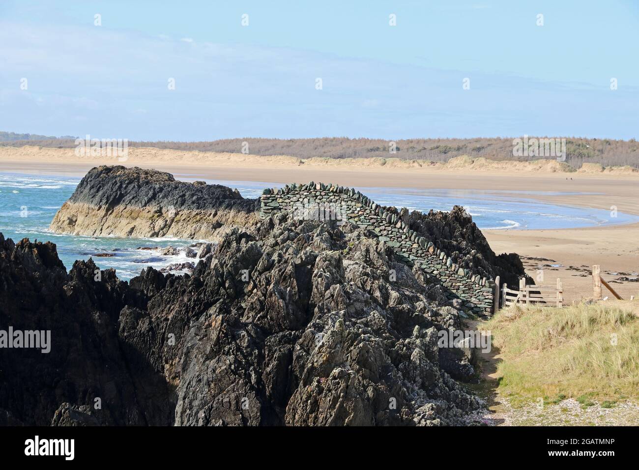 Steinmauer über Felsen gebaut Stockfoto