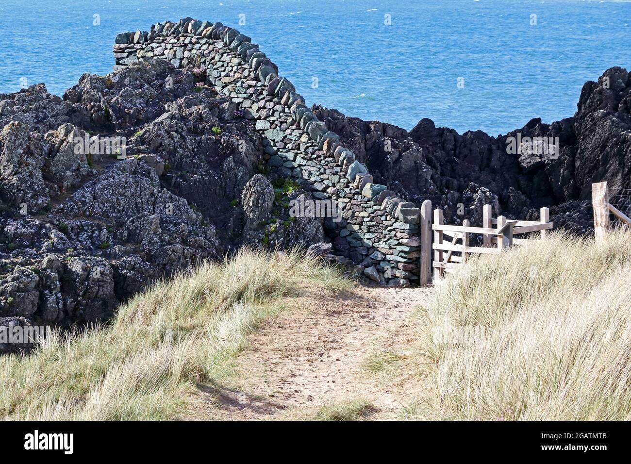 Steinmauer über Felsen gebaut Stockfoto