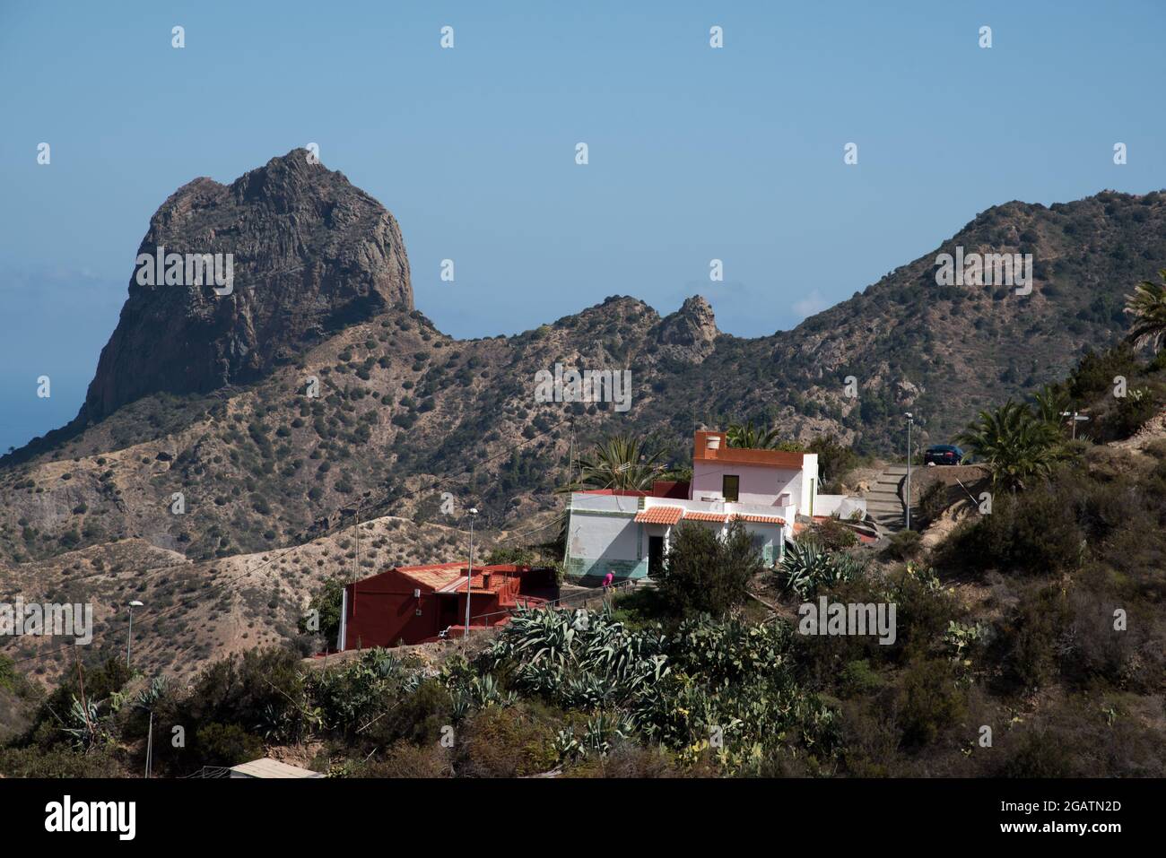 Banda de las Rosas liegt am oberen Ende des Valle Hermoso, direkt unter den Vulkanstöpseln von La Meseta bei La Gomera im kanarischen Archipel. Stockfoto