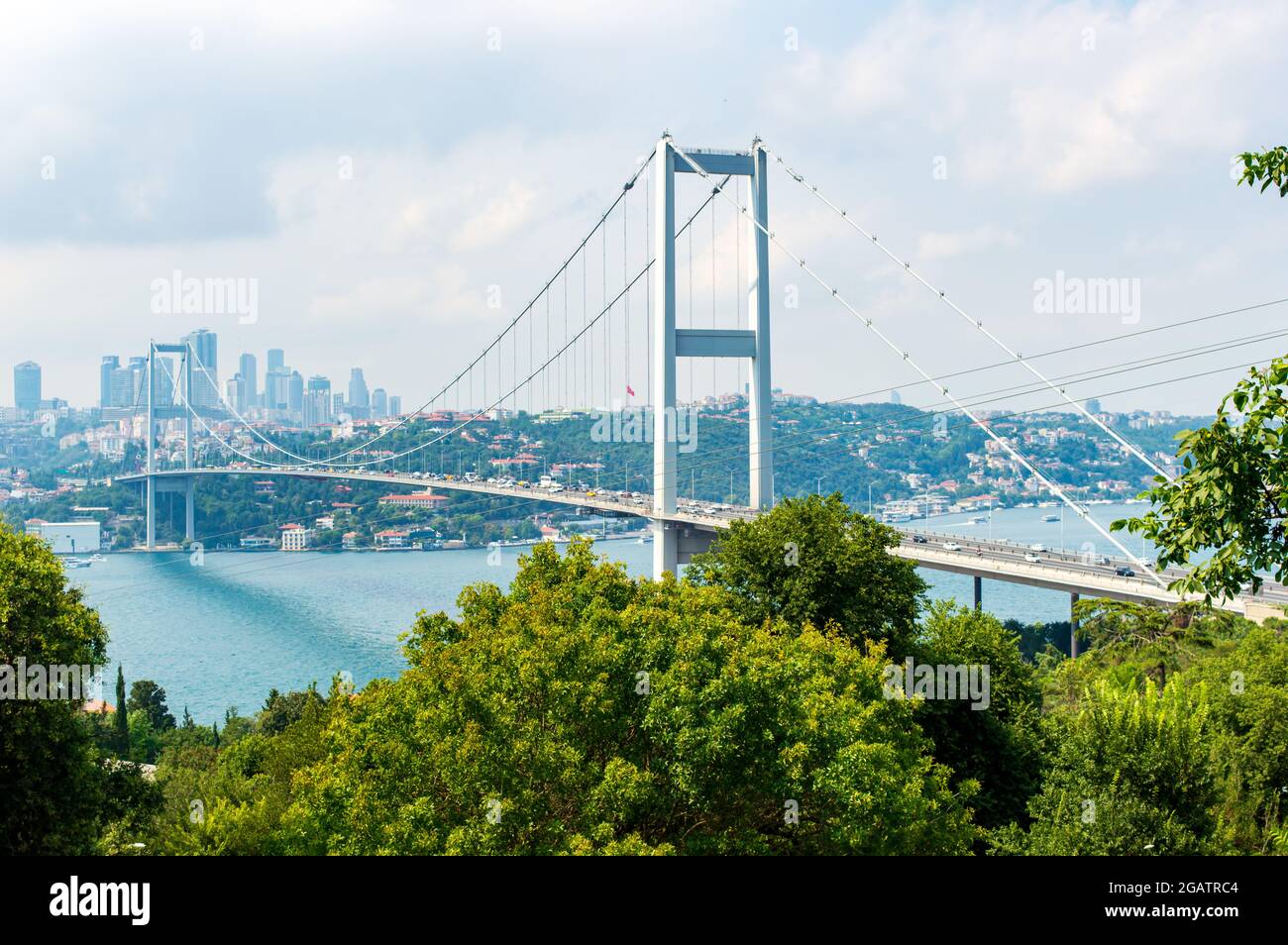 Die zweite Bosporus oder Fatih Sultan Mehmet Brücke im Grünen und bewölktem Himmel Hintergrund, Istanbul. Verkehr fließt auf der Brücke Stockfoto