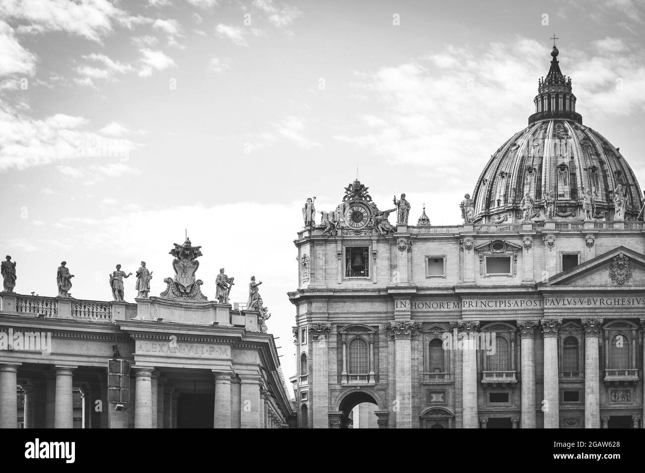 Fassade und Kuppel der päpstlichen Basilika St. Peter im Vatikan (Basilica di San Pietro), einer Kirche im Renaissance-Stil in Vatikanstadt, Rom, Italien Stockfoto