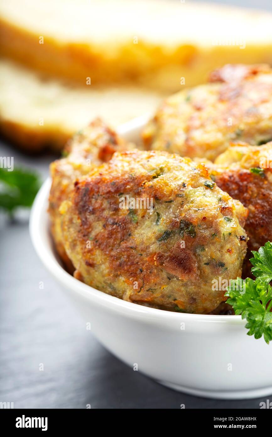 Rumänische Fleischbällchen genannt Chiftele oder Parjoale in einer weißen Schale Stockfoto