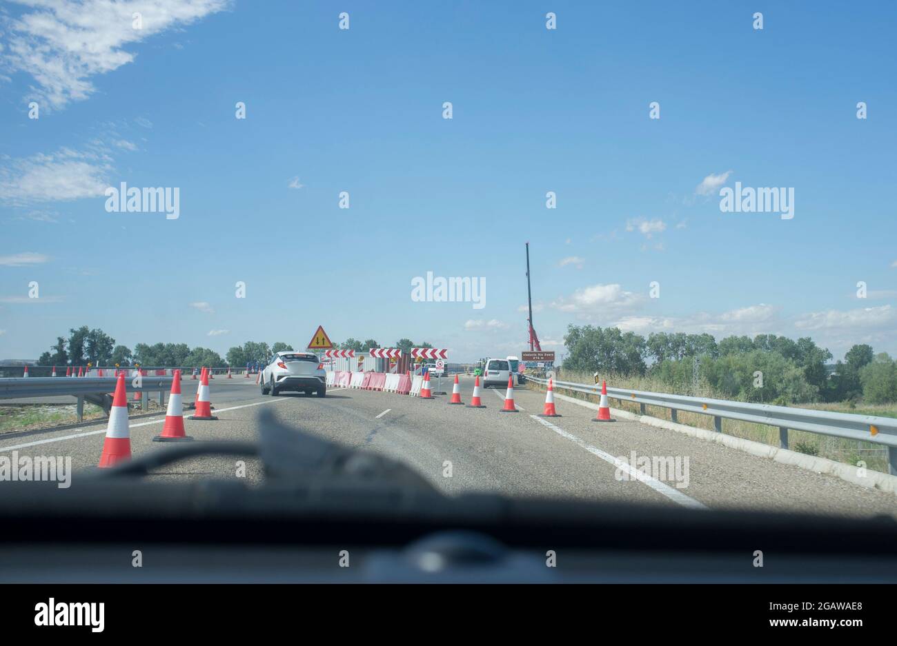Straßenarbeiten auf einer Autobahn lenken den Verkehr auf eine vorübergehende Straße. Blick von innen Stockfoto