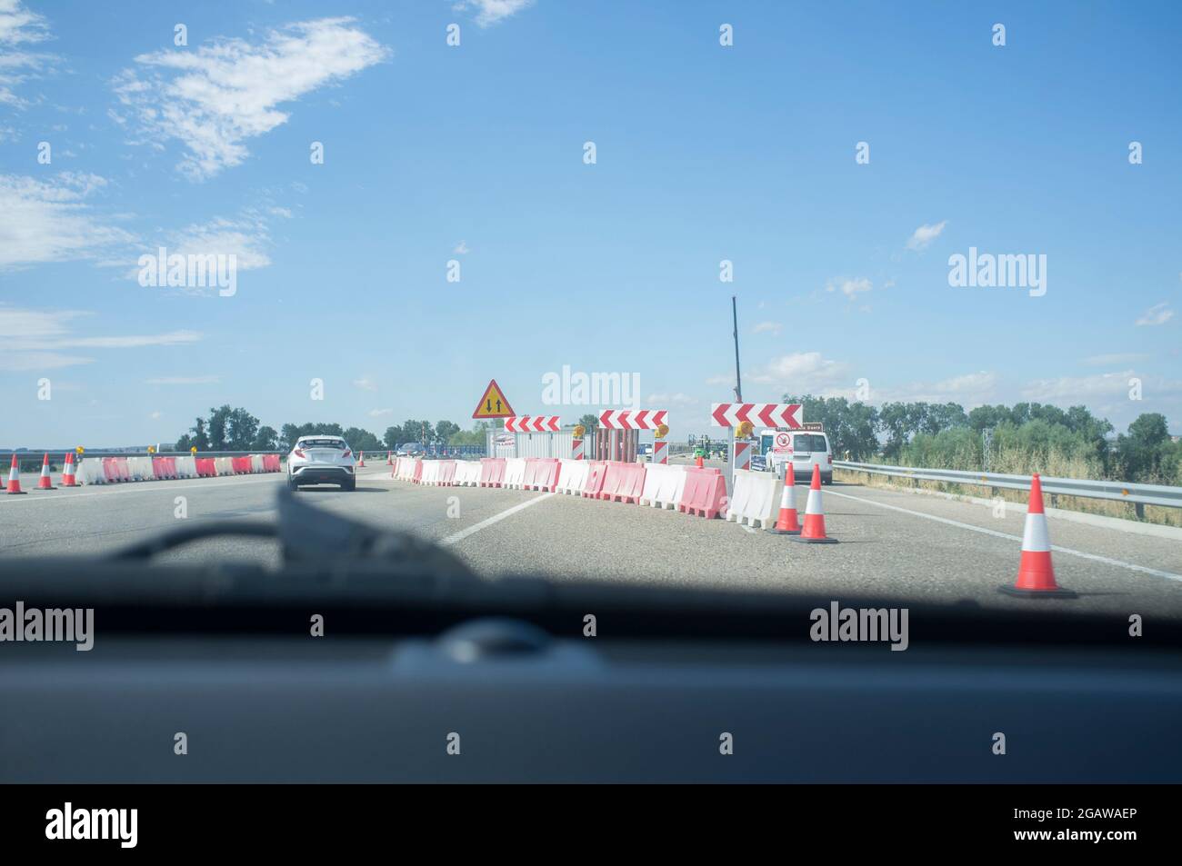Straßenarbeiten auf einer Autobahn lenken den Verkehr auf eine vorübergehende Straße. Blick von innen Stockfoto