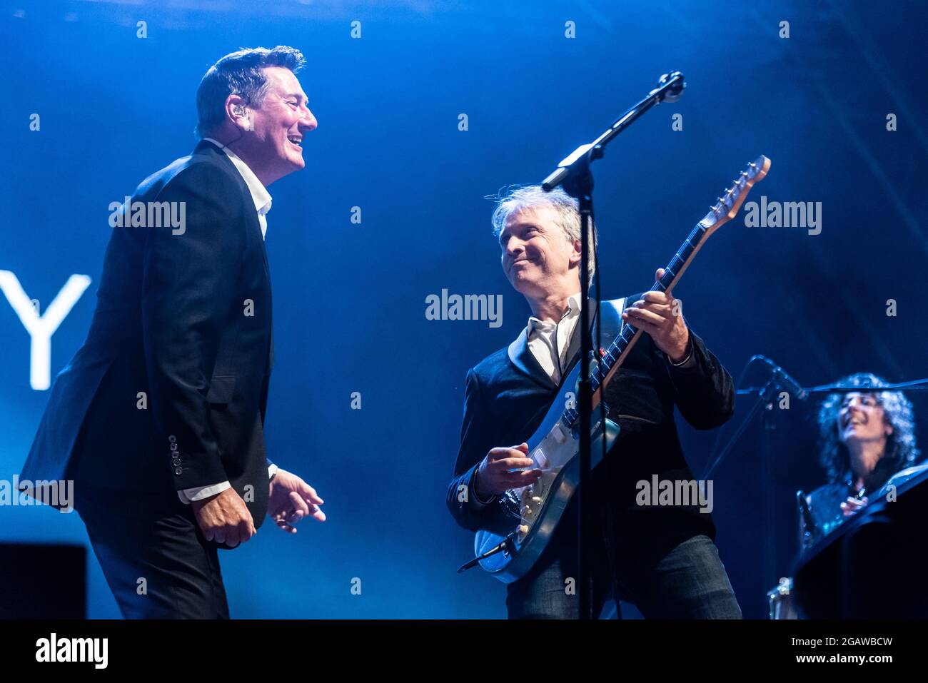 Tony Hadley sang mit seiner Band The Fabulous TH Band beim Fantasia Music Festival in Maldon, Essex, Großbritannien. Mit Richard Barrett an der Gitarre. Gitarrist Stockfoto