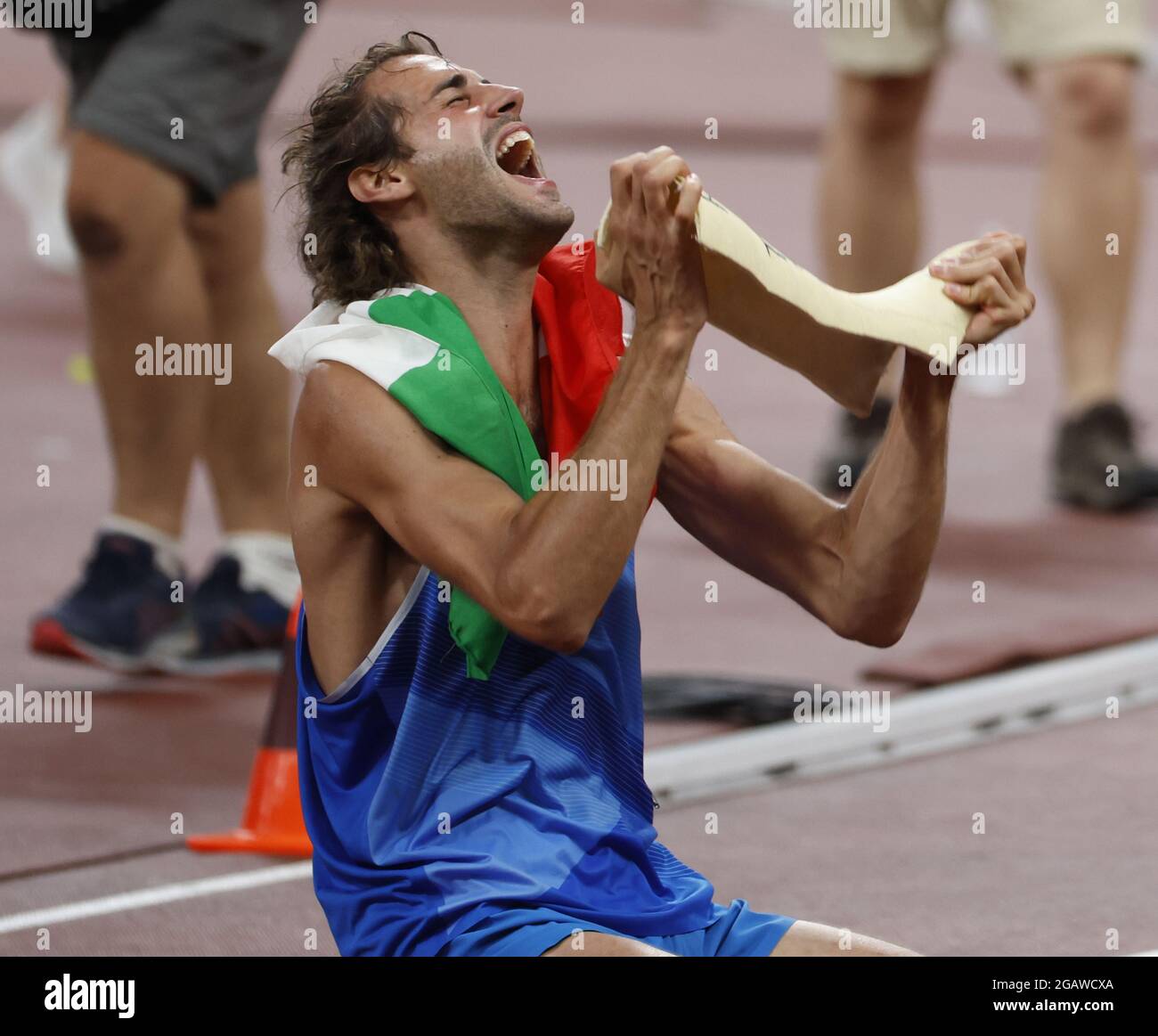 Der Italiener Gianmarco Tamberi reagiert, nachdem er am Sonntag, den 1. August 2021, bei den Olympischen Sommerspielen 2020 in Tokio, Japan, die Goldmedaille mit Quatars Mutaz Essa Barshim, nicht abgebildet, mit einer Höhe von 2.37 Metern im Hochsprungfinale der Männer im Olympiastadion gewonnen hatte. Foto von Tasos Katopodis/UPI Stockfoto