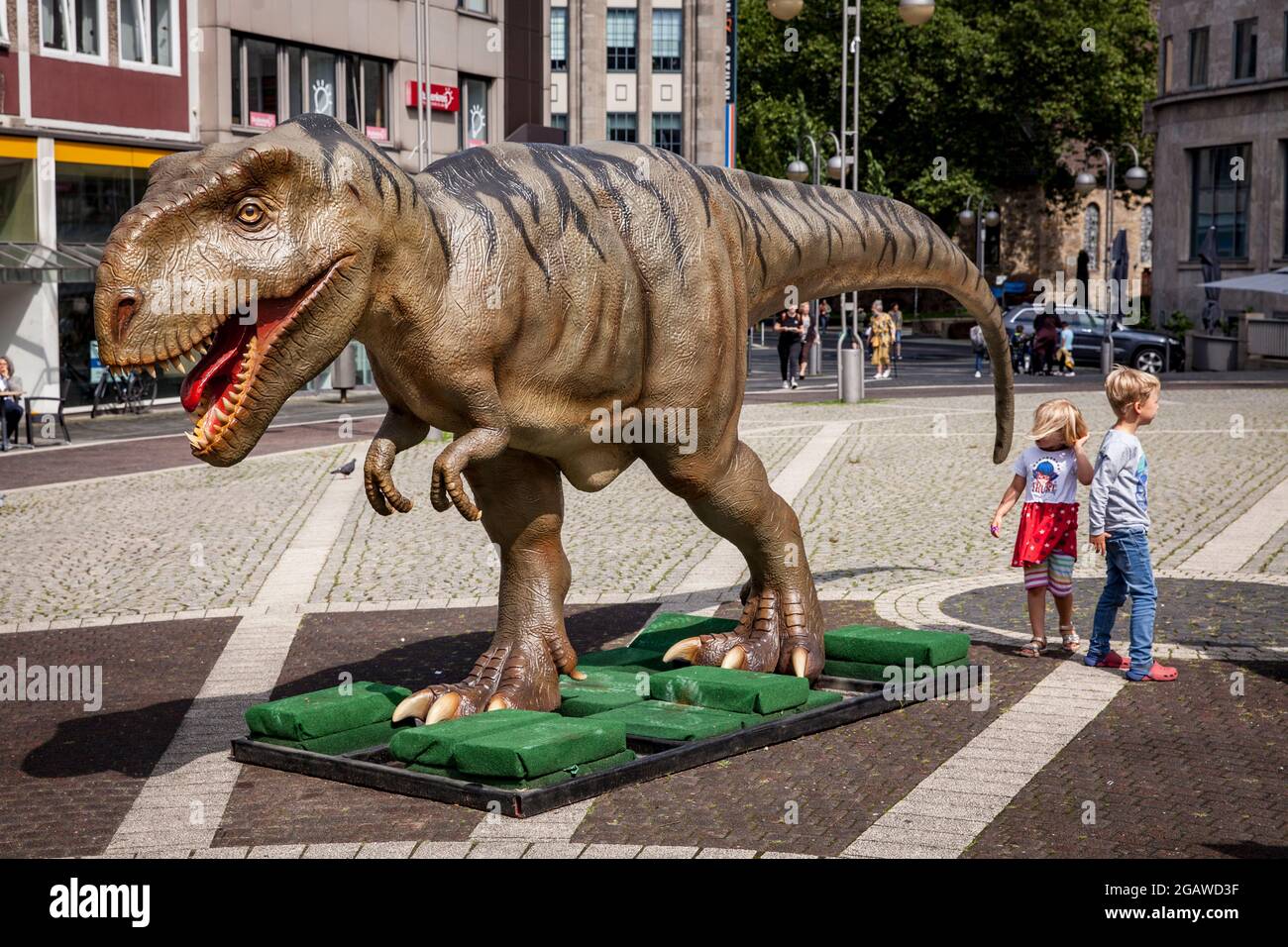Lebensgroße Dinosaurier-Modelle wurden an verschiedenen Standorten in der Bochumer Innenstadt ausgestellt, hier: Tyrannosaurus, Nordrhein-Westfalen, Deutschland. Lebensg Stockfoto