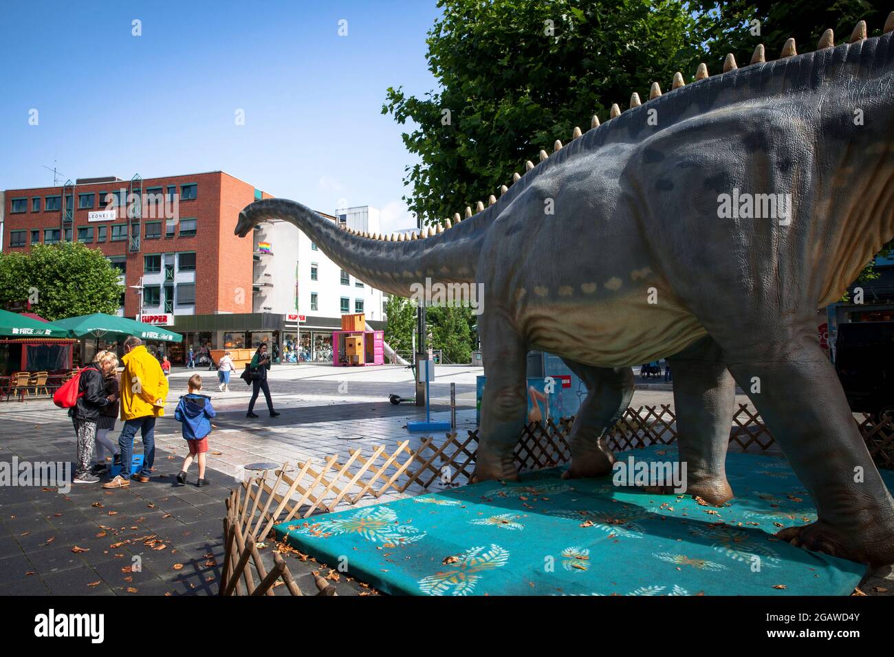 Lebensgroße Dinosaurier-Modelle, die an verschiedenen Standorten in der Bochumer Innenstadt ausgestellt wurden, hier: Diplodocus, Nordrhein-Westfalen, Deutschland. Lebensgros Stockfoto