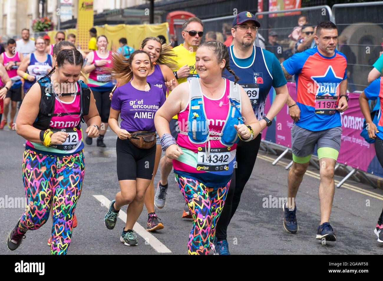 Menschen, die den London Landmarks Half Marathon laufen, um Geld für wohltätige Zwecke zu sammeln. London - 1. August 2021 Stockfoto