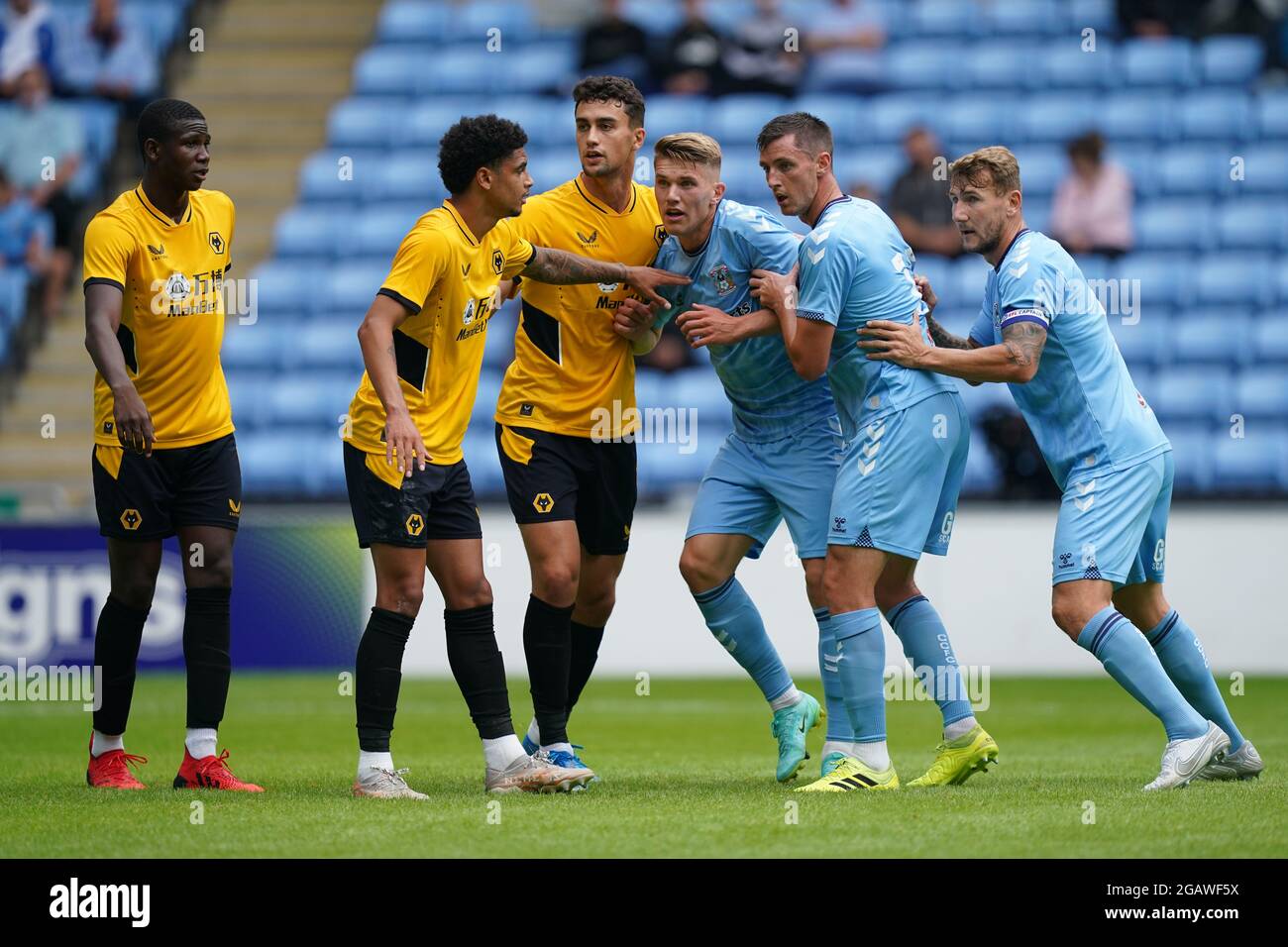 (Von links nach rechts) Yerson Mosquera, Ki-Jana Hoever und Maximilian Kilman von Wolverhampton Wanderers verteidigen während des Vorsaison-Freundschaftsspiel in der Coventry Building Society Arena, Coventry, eine Ecke vor Marcel Hilbner, Michael Rose und Kapitän Kyle McFadzean. Bilddatum: Sonntag, 1. August 2021. Stockfoto