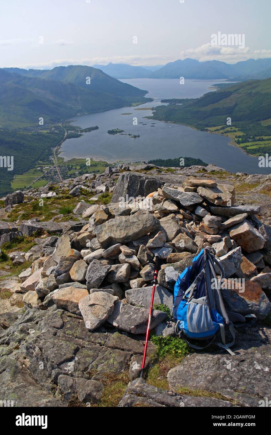 Blick vom Gipfel des Pap of Glencoe auf Loch Leven und Ballachulish, Glencoe, Schottland Stockfoto