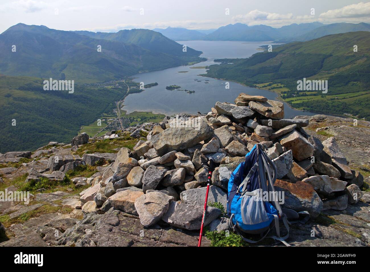 Blick vom Gipfel des Pap of Glencoe auf Loch Leven und Ballachulish, Glencoe, Schottland Stockfoto