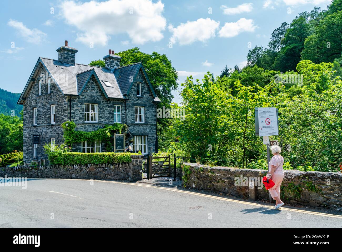 BETWS-Y-COED, WALES - 02. JULI 2021: Betws-y-Coed ist ein malerisches Dorf im Conwy-Tal in der Region Snowdonia in Wales. Stockfoto
