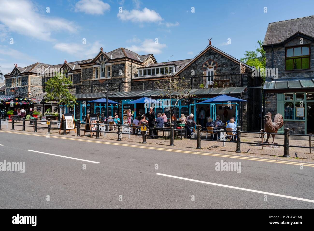 BETWS-Y-COED, WALES - 02. JULI 2021: Betws-y-Coed ist ein malerisches Dorf im Conwy-Tal in der Region Snowdonia in Wales. Stockfoto
