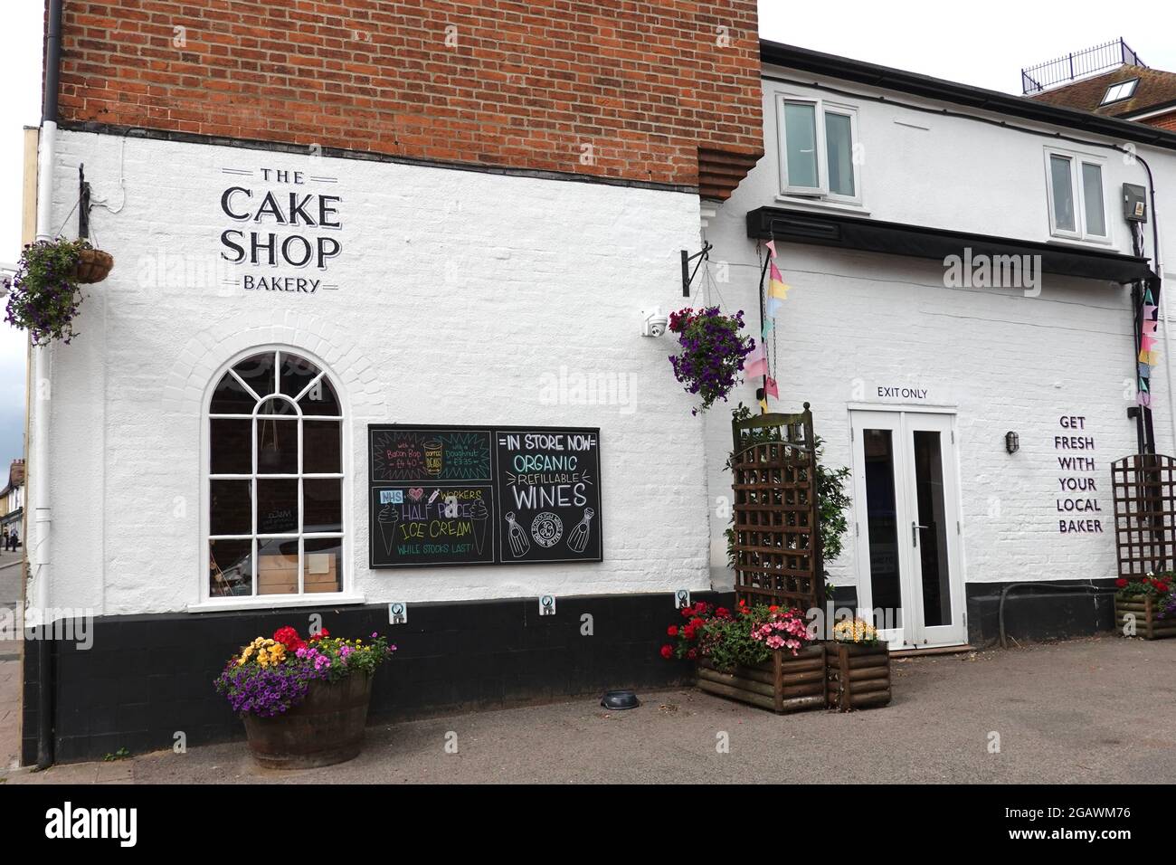 Woodbridge, Suffolk - 1. August 2021: Durchgangsbäckerei und Bäckerei. Stockfoto