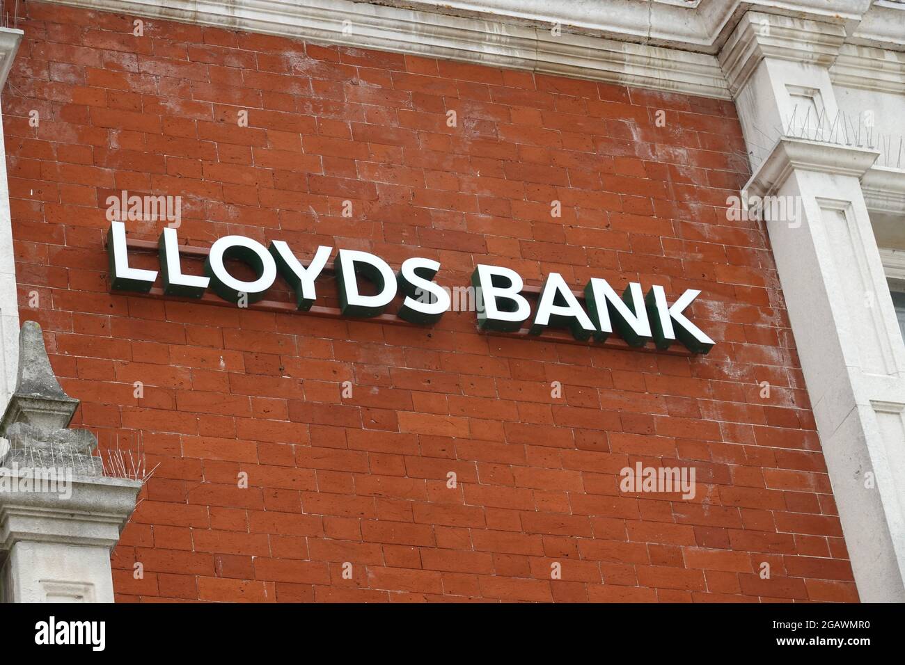 Woodbridge, Suffolk - 1. August 2021: Lloyds Bank in der Durchgangsstraße. Stockfoto