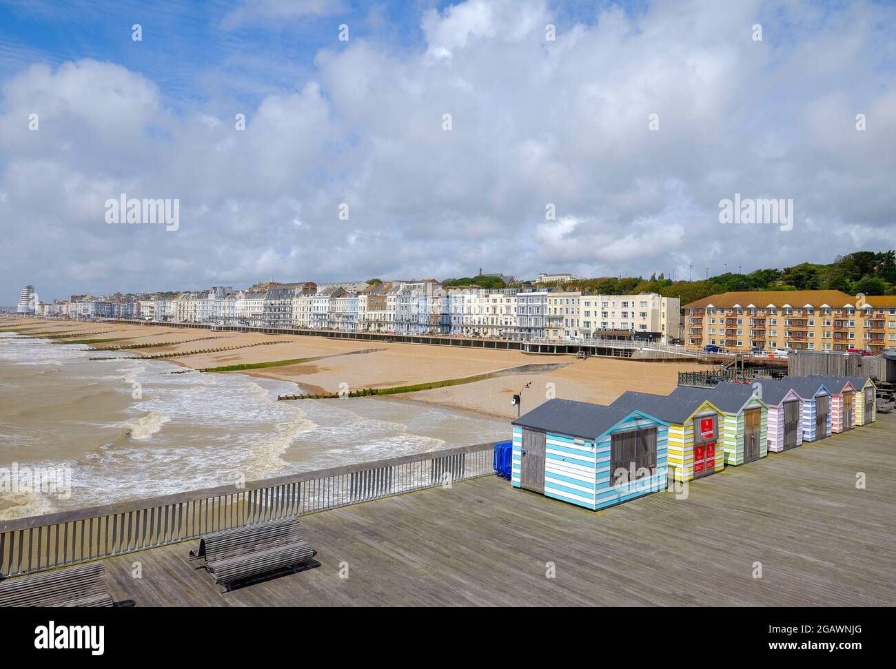 Hastings Beach and Pier, Hastling, East Sussex, Großbritannien Stockfoto