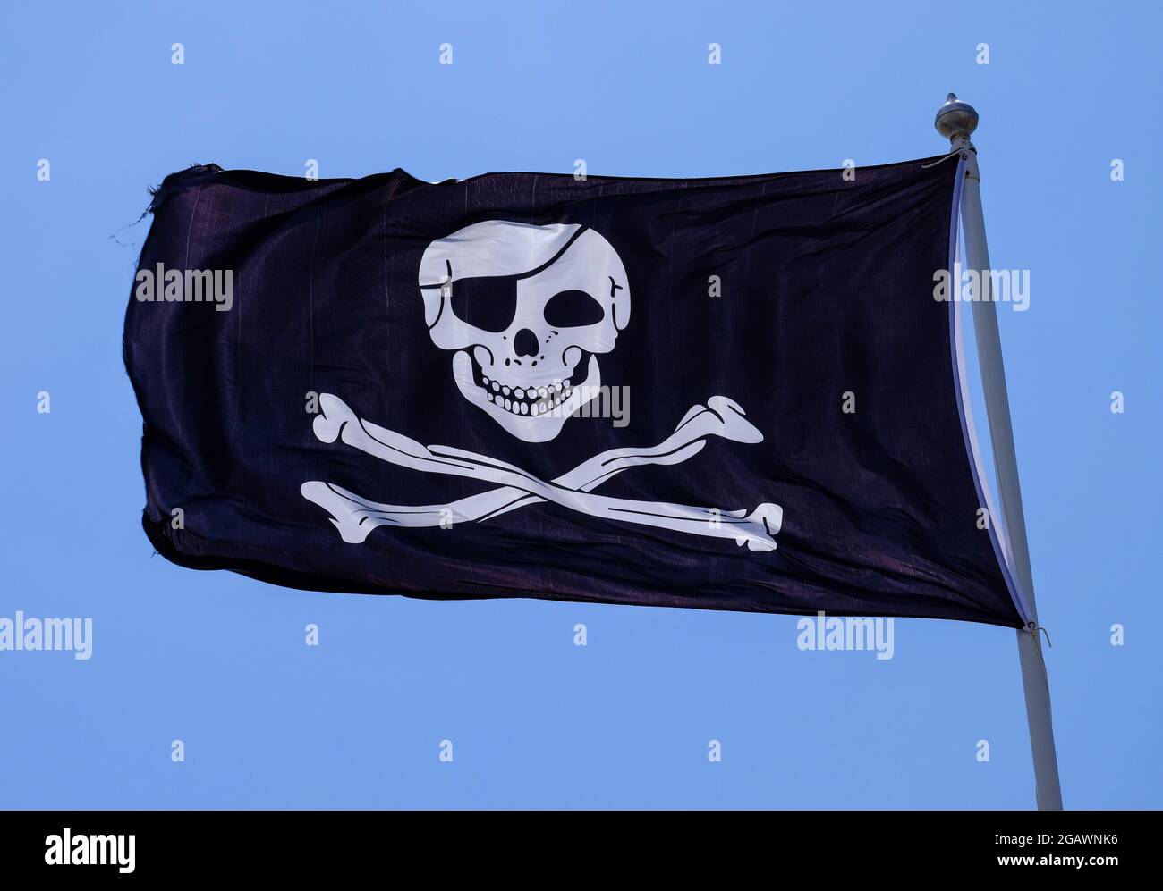 https://c8.alamy.com/compde/2gawnk6/piratenflagge-auch-bekannt-als-jolly-roger-oder-totenkopf-und-kreuzknochen-flagge-abgebildet-vor-einem-blauen-himmel-2gawnk6.jpg