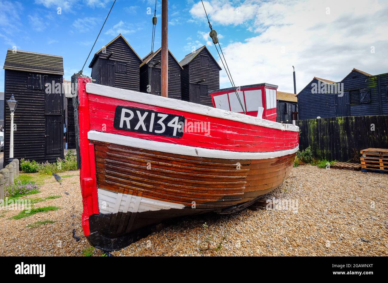 Historisches Fischerboot und Fischermänner-Netzhäuser, Hastlings Old Town, Hastlings, East Sussex, Großbritannien Stockfoto