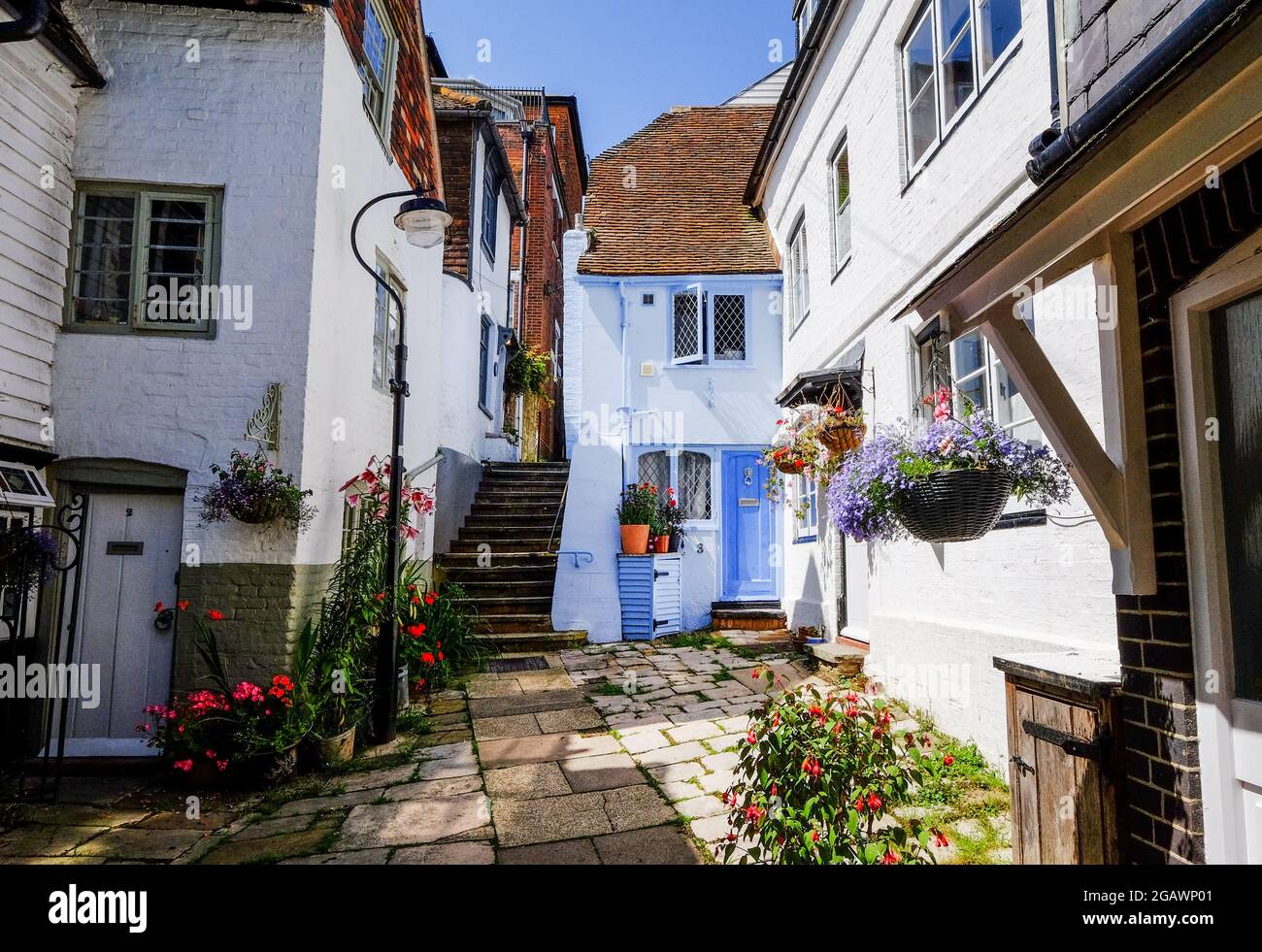 Traditionelle Häuser und enge Gassen am Sinnock Square, Hastings Old Town, Hastings, East Sussex, Großbritannien Stockfoto