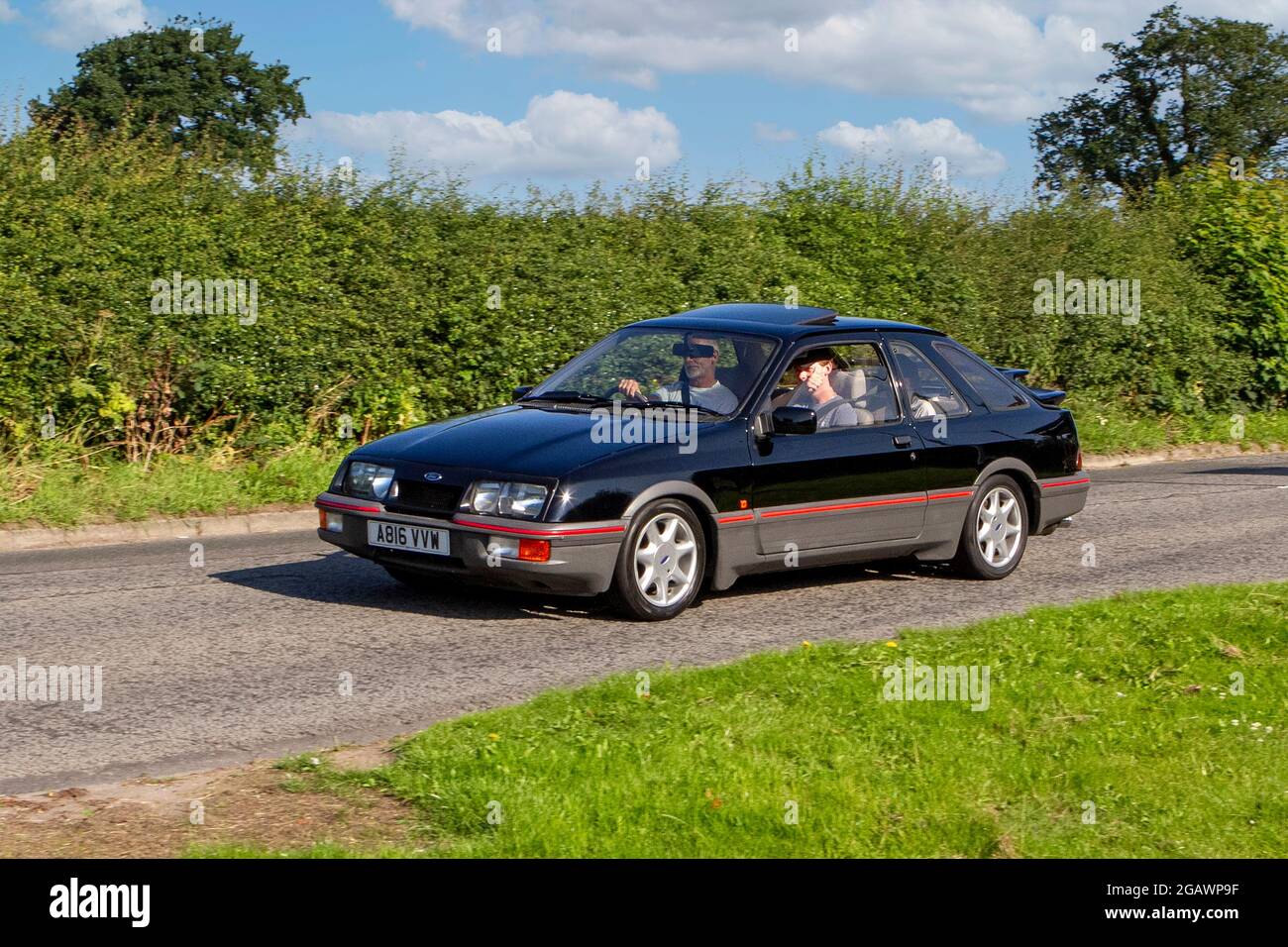 Ein 1984 80er Jahre Ford Sierra Xr4i Black Hatchback Oldtimer Ankunft auf der Capesthorne Hall Oldtimer-Show. Stockfoto