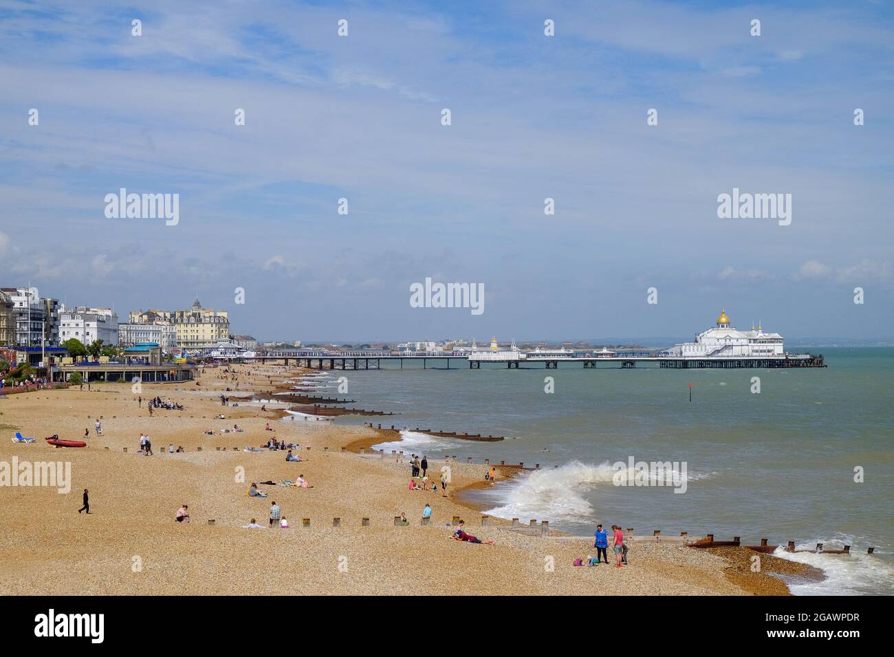 Eastbourne Pier und Strand, Eastbourne, East Sussex, Großbritannien Stockfoto