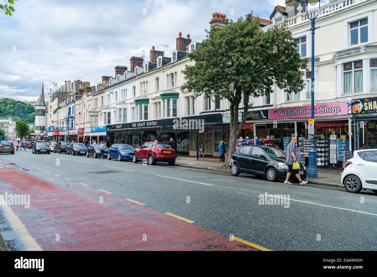 LLANDUDNO, WALES - 04. JULI 2021: Straßenansicht von Llandudno - dem größten Badeort in Wales. Stockfoto