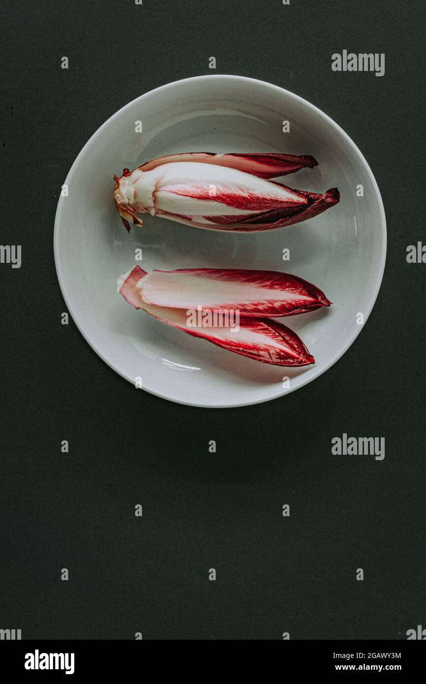 Rohe Chicorée- oder Endive-Blätter Stockfoto