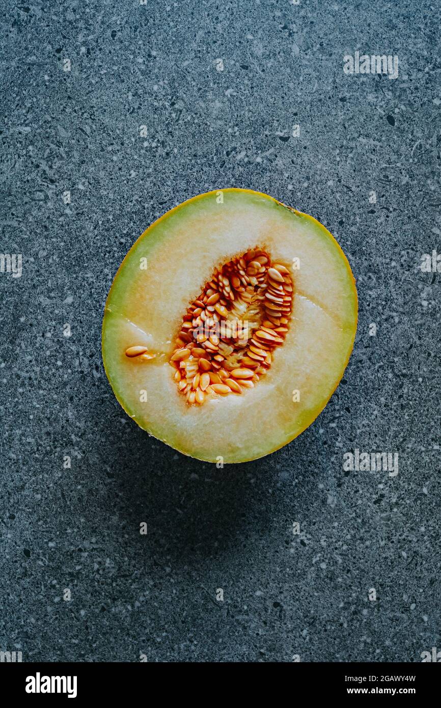 Ogen Melon, halbiert auf normalem Hintergrund mit Copyspace, Raum für Text Stockfoto
