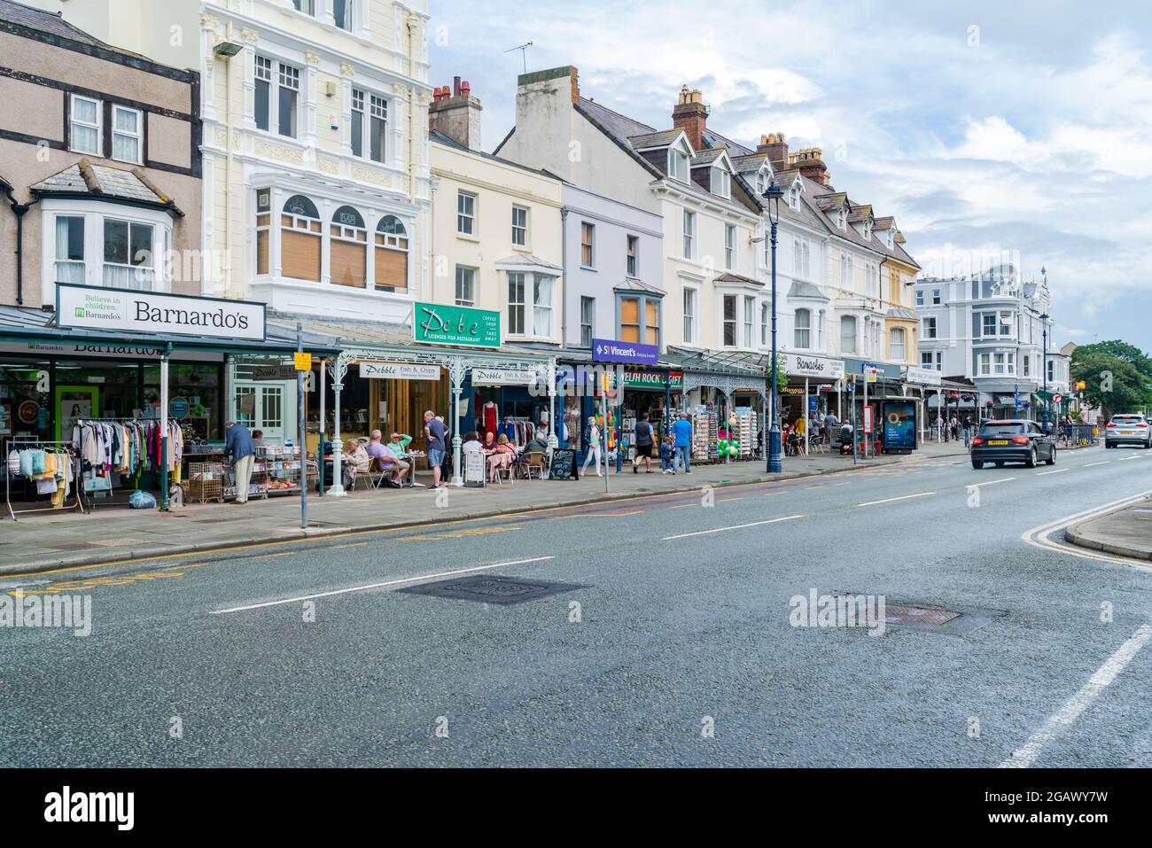 LLANDUDNO, WALES - 04. JULI 2021: Straßenansicht von Llandudno - dem größten Badeort in Wales. Stockfoto
