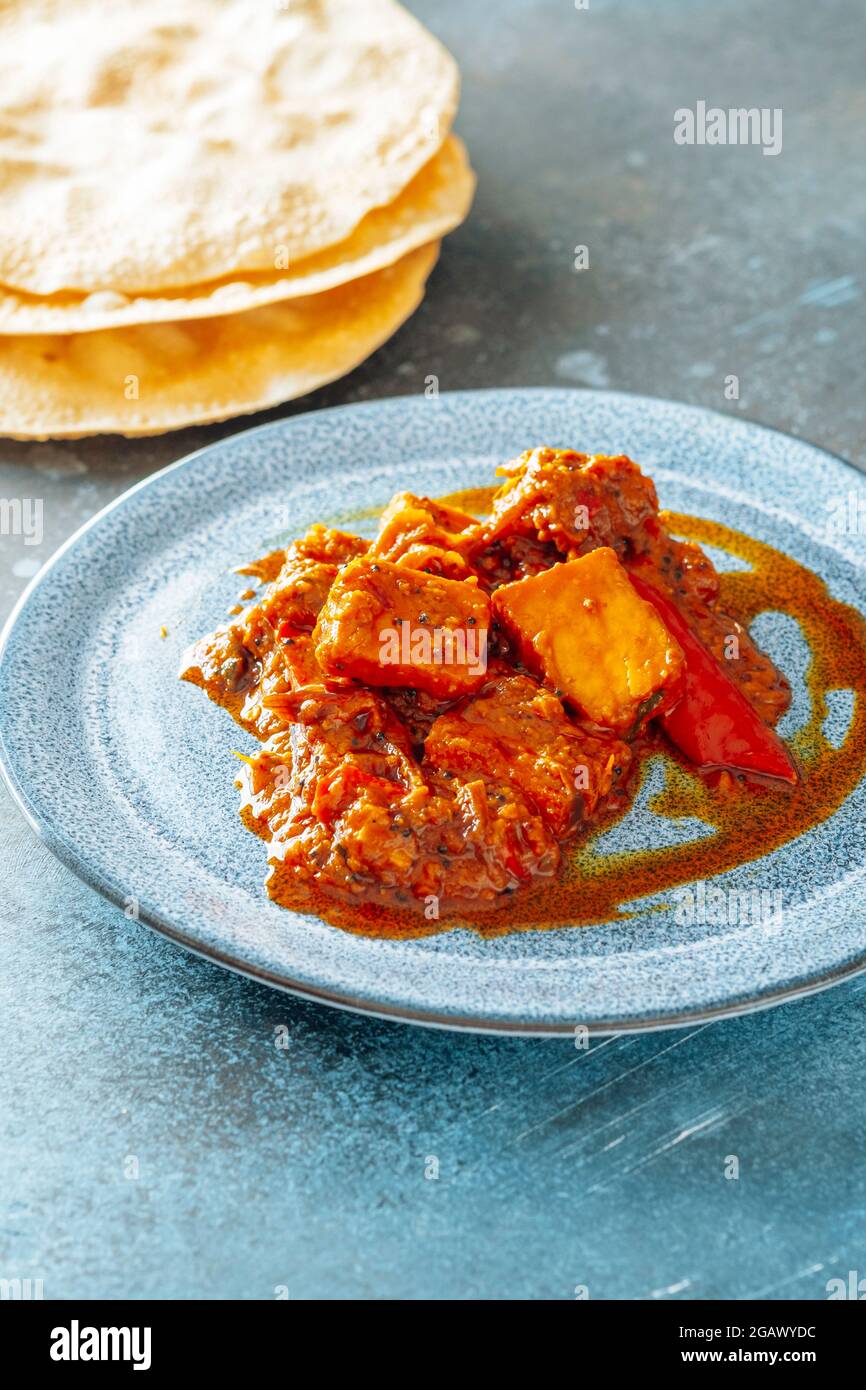 Indisches vegetarisches Paneer-Gericht mit Dhal - Dal - FOODPIX WEISS - PLATZ FÜR TEXT Stockfoto