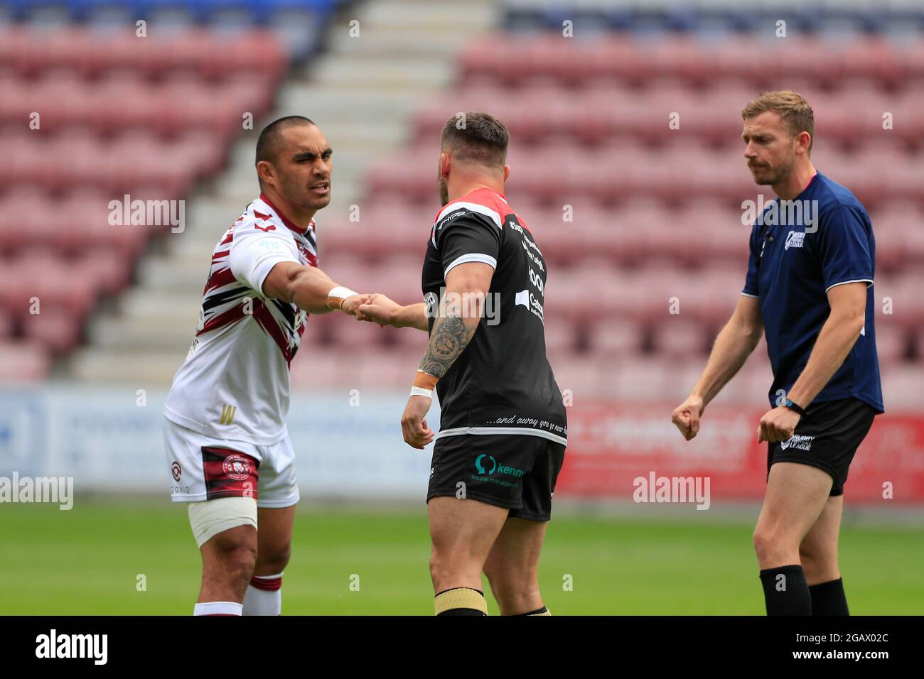 Thomas Leuluai (7) von Wigan Warriors und Liam Hood #9 von Leigh Centurions nach dem Wurf vor dem Spiel in Wigan, Großbritannien am 8/1/2021. (Foto von Conor Molloy/News Images/Sipa USA) Stockfoto