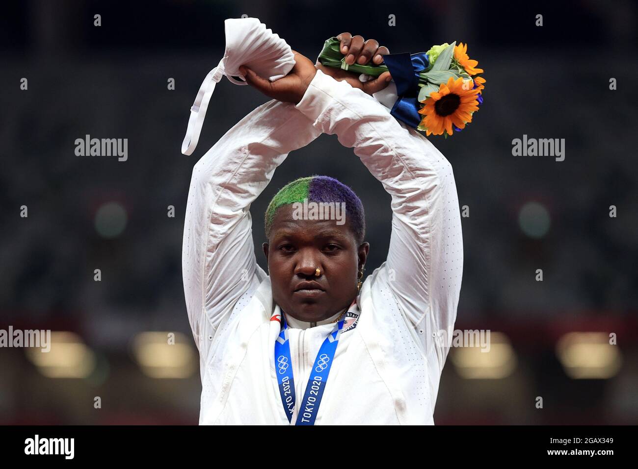 Olympische Spiele 2020 in Tokio - Leichtathletik - Kugelschuss der Frauen - Medaillenzeremonie - Olympiastadion, Tokio, Japan – 1. August 2021. Die Silbermedaillengewinnerin Raven Saunders aus den Vereinigten Staaten zeigt auf dem Podium REUTERS/Hannah McKay Stockfoto